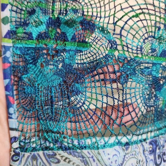 Emerald colorful floral print shark bite hem crochet back blouse woman's size 2X - Picture 10 of 10